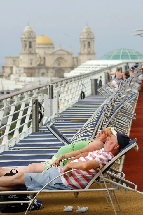 Una pareja descansa plácidamente en las hamacas de un crucero que navega por Turquía.