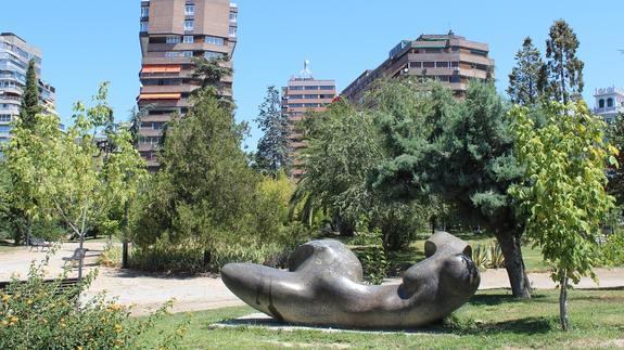 La escultura de Moreno Romera, en el centro del parque de Fuentenueva. 