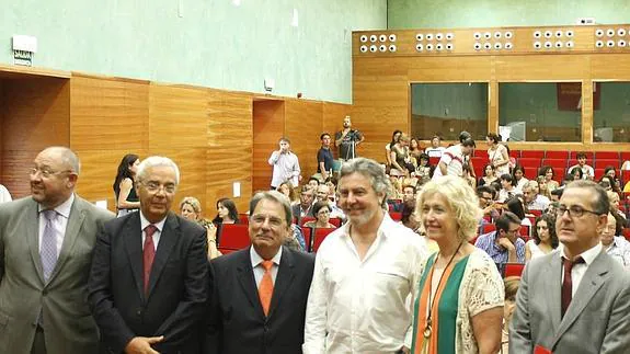 Por la izquierda, Manuel Torralbo, Leocadio Marín, Eugenio Domínguez, Benítez Reyes, María Dolores Olivar y José Domingo Sánchez, ayer en Baeza.