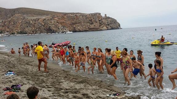 Las playas de Calahonda y Carchuna se llenan estos días de alegría y deporte. 
