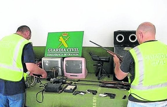 Agentes muestran las armas intervenidas a los dos jóvenes.