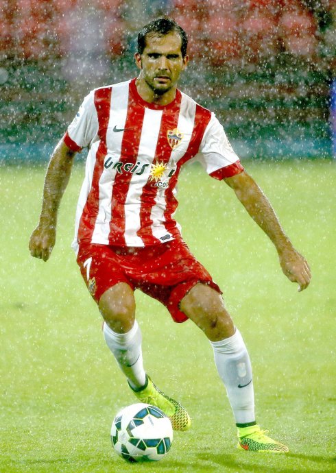 Verza, bajo la lluvia tailandesa y en la presentación ante el Córdoba, junto a Thomas en el centro.