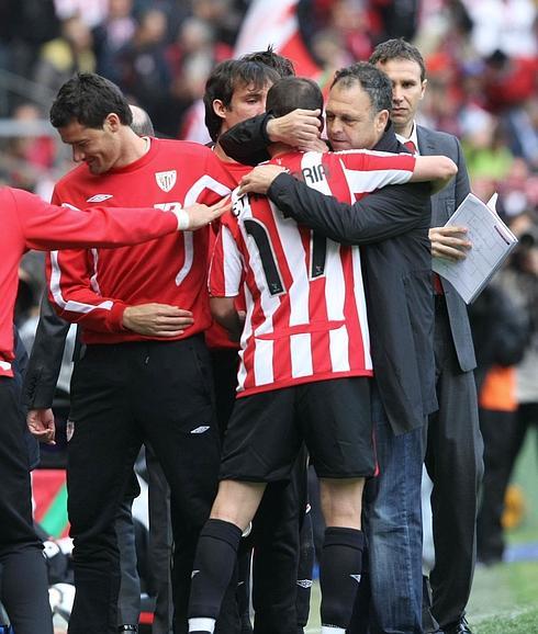Joaquín Caparrós abraza a Etxebarría el 15 de mayo de 2010, que es cuando consiguió imponerse al Deportivo con el Athletic.