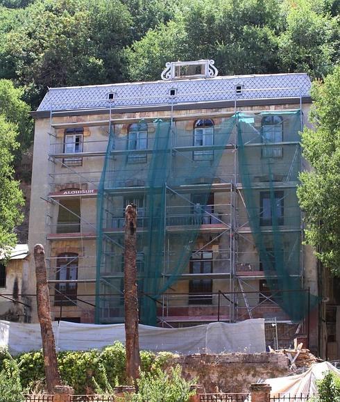 El hotel Reúma, con los andamios recientemente instalados.