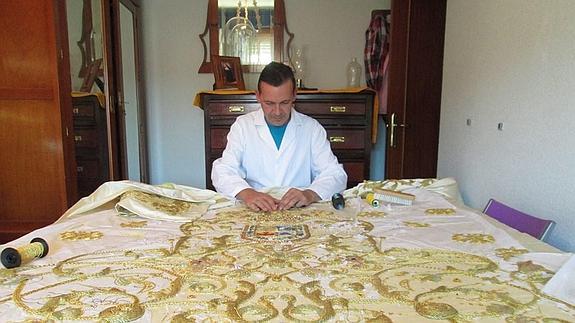 Francisco Jiménez trabajando en el manto de la Virgen de Alharilla. :: IDEAL