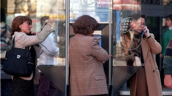 Cabinas telefónicas en 1996 en Granada, cuando había 'tortas' por utilizarlas. / JUAN PALMA