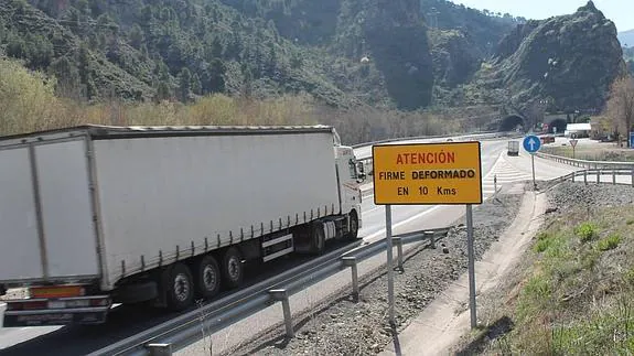 La A-44, entre Granada y Jaén, es uno de los mejores ejemplos de la falta de inversión en obra pública en la provincia jienense.