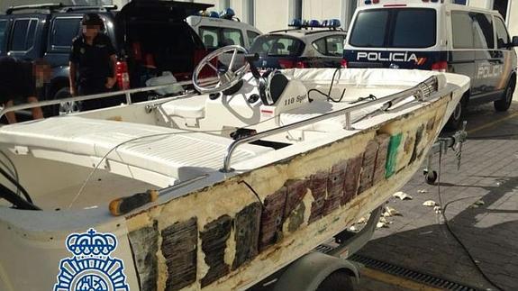Intervienen 240 kilos de cocaína ocultos en una lancha que viajó desde Colombia