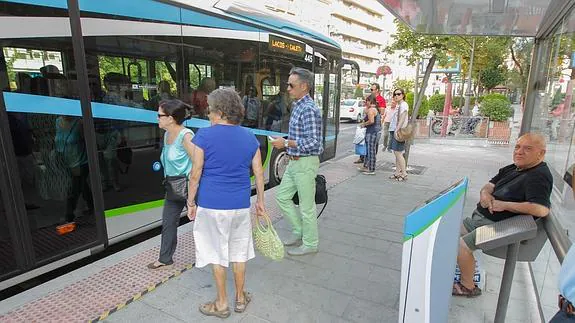 Rueda advierte de un descenso de pasajeros del autobús "en caída libre" con la LAC