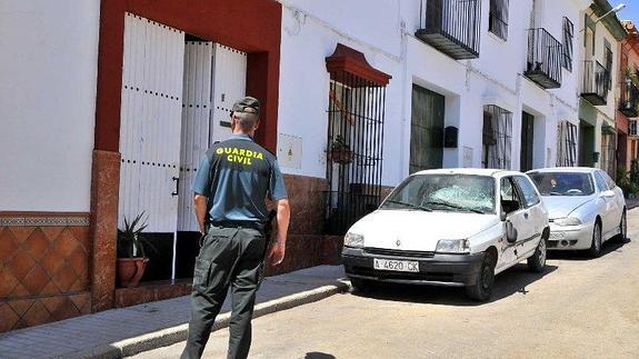 Un agente de la Guardia Civil en la zona donde ocurrieron los altercados de la semana pasada 