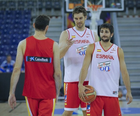 Pau Gasol parece decirle a Rudy, de espaldas a la izquierda, que se ponga a punto con Ricky de testigo.