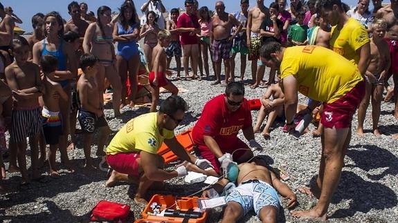 Socorristas de la playa de Calahonda participan en un simulacro sin preaviso. 