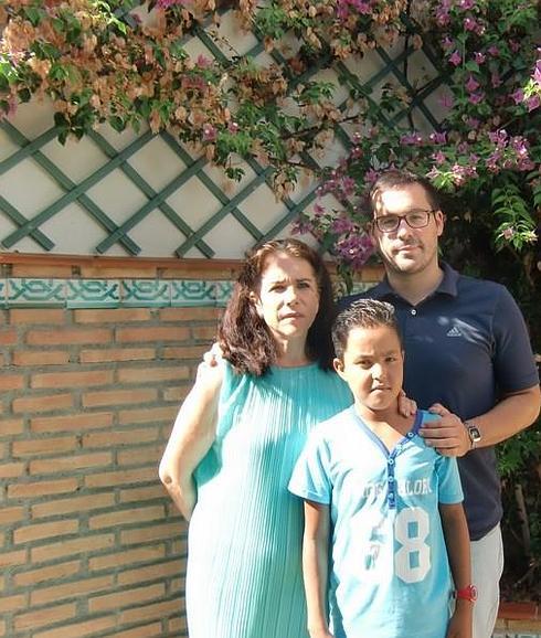 Pilar, Pablo José y Bachir en su casa de Huétor Vega.