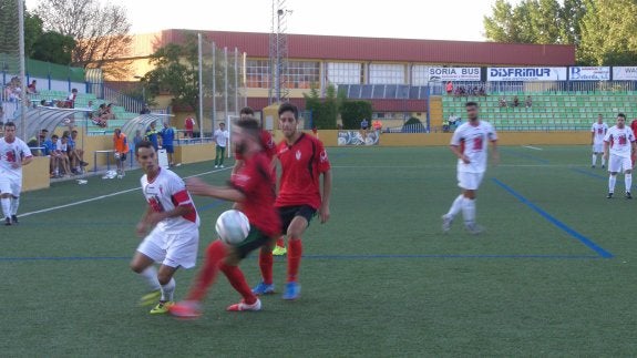 Lance del partido que disputaron Guadix y Atarfe.