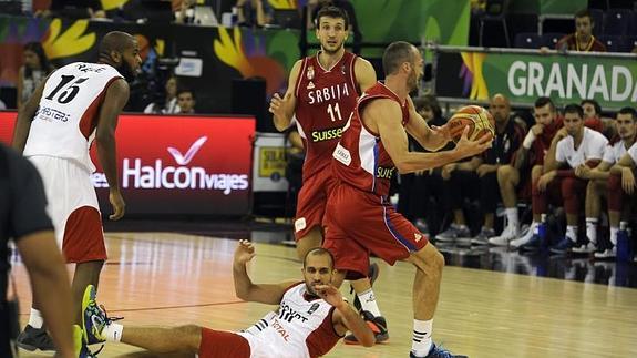 El egipcio Mouhanad Elsabagh en el suelo tras ser derribado por el serbio Marko Simonovic 