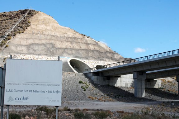 Túneles del AVE en Sorbas, tapiados después de terminarse las obras del tramo sin continuación.
