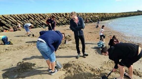 Un artista entierra treinta lingotes de oro en una playa