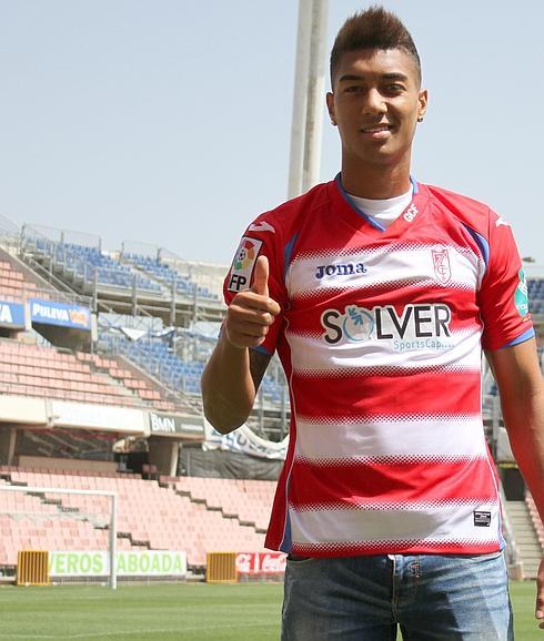 Eddy posa con su nueva camiseta en el estadio de Los Cármenes tras ser presentado oficialmente.