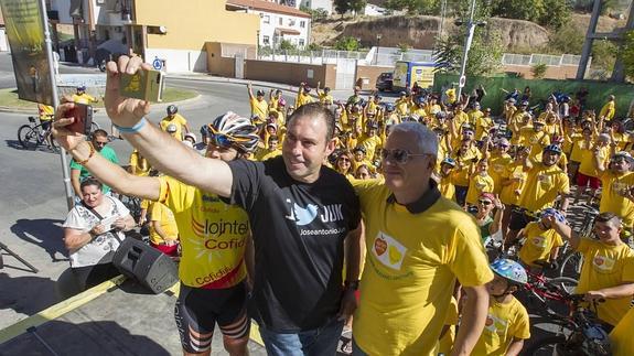 'Selfie' del alcalde Jun junto a Juan Viñas y Belén López. 