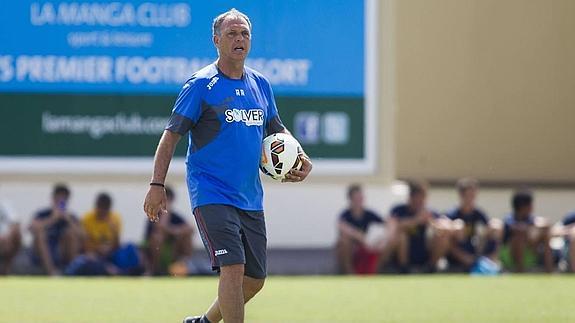 Caparrós atiene durante un entrenamiento con el Granada.