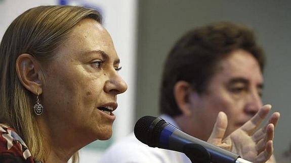 Laura García Lorca, la presidenta de la fundación del poeta, junto con Luis García Montero, prolongador de la obra, durante la presentación del libro "Federico García Lorca.