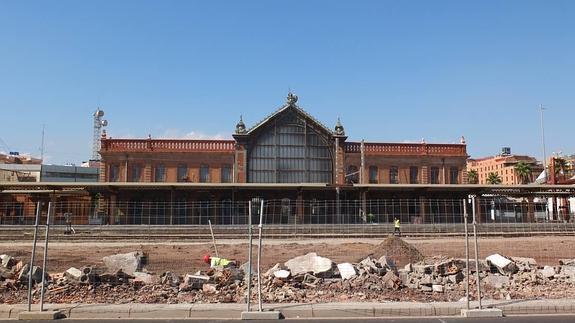Parte trasera de la Estación del Ferrocarril de Almería, muy deteriorada, ahora visible a pie de calle. 