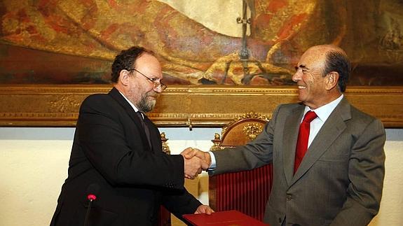 Francisco Lodeiro, rector de la UGR, y el banquero Emilio Botín renovaron convenios entre ambas instituciones en el año 2009, que aún siguen vigentes. 