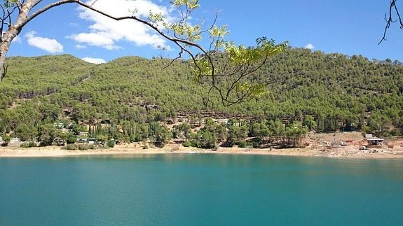 Vista del embalse del Tranco, a la izquierda el poblado, y a la derecha las obras del edificio de usos múltiples.