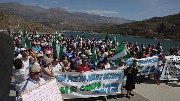 Los agricultores marchan por Rules para reclamar las canalizaciones