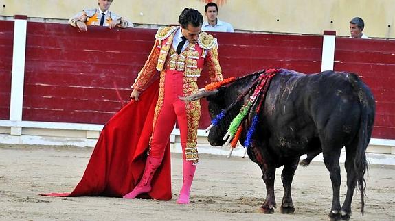 Iván Fandiño, descalzo, frente al toro.