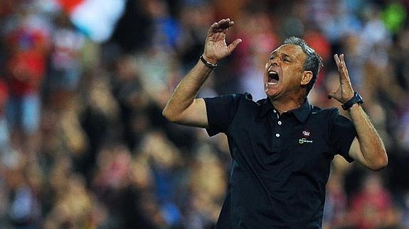 Joaquín Caparrós, en el partido ante el Villarreal.