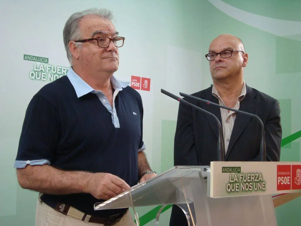 Fernando Calahorro junto a Manuel Fernández durante una rueda de prensa