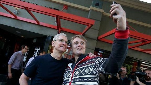 Famoso Tim Cook se saca selfies con fanes de Apple en el lanzamiento ...