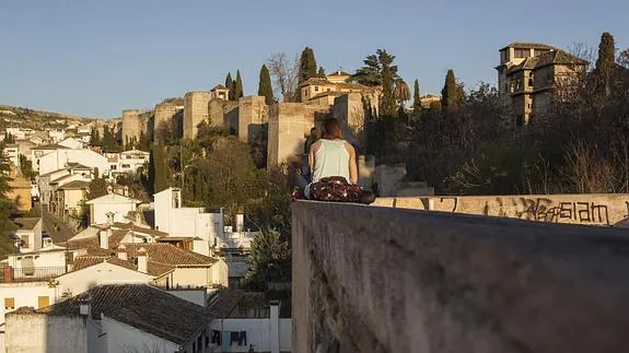 Vista general de la muralla Zirí de Granada, uno de los BIC en mal estado de la capital.