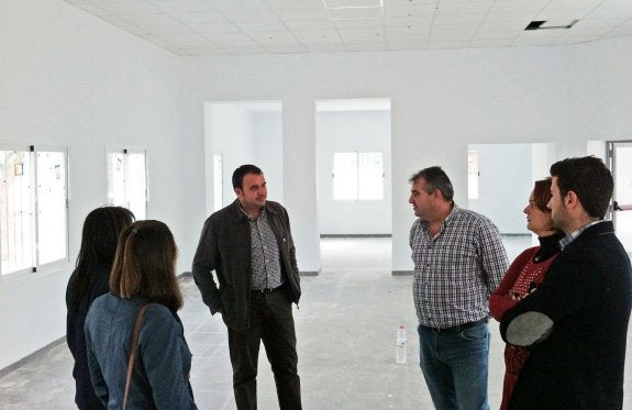 Cara visita una de las obras cuya adjudicación es cuestionada por el PSOE en su querella ante el TSJA. ::