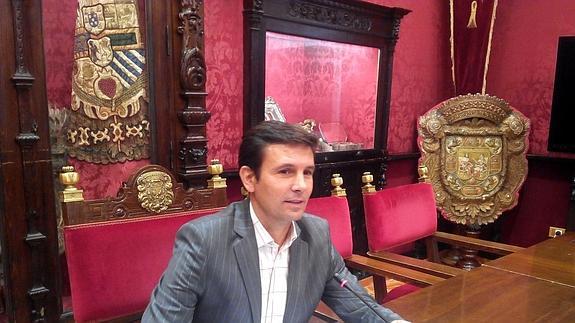 Cuenca pide al alcalde que "se vaya tras convertirse en agente comercial de Málaga"