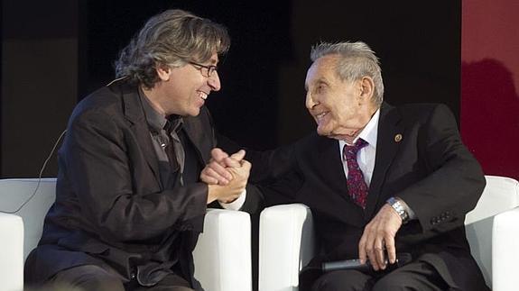 El cineasta David Trueba y el profesor Juan Carrión, cuya historia inspiró su película "Vivir es fácil con los ojos cerrados", se felicitan por la elección de la cinta para representar a España en la 87 edición de los Premios Óscar 