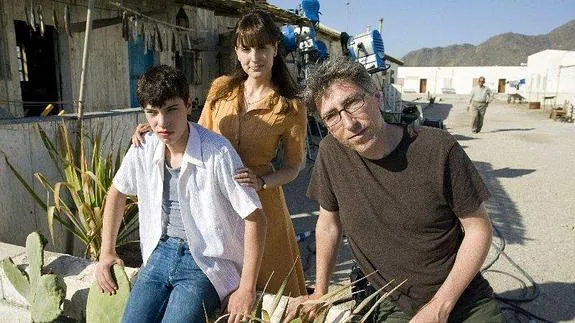 El director David Trueba junto a los actores Natalia de Molina y Francesc Colomer  