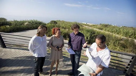 María Eugenia Rufino, Manuel Morales, Ángel Coello y otro miembro de IU de Salobreña, en la desembocadura del Guadalfeo  