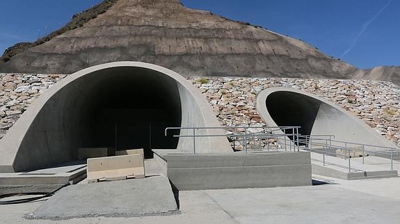 Boca sur de los túneles de Sierra Cabrera del AVE de Almería tapiados por Adif
