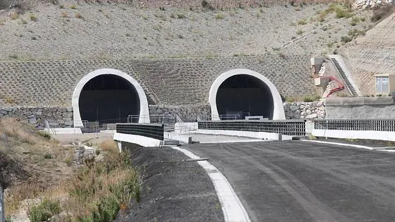Bocas de los túneles de Sierra de Cabrera, selladas tras finalizarse las obras. 