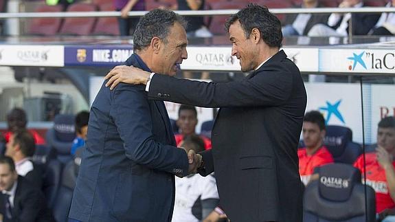 Joaquín Caparrós saluda a Luis Enrique en la previa del FC Barcelona-Granada CF celebrado el sábado. 