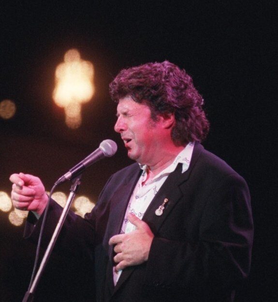 Enrique Morente canta 'Omega' en las fiestas del Zaidín (1997). 