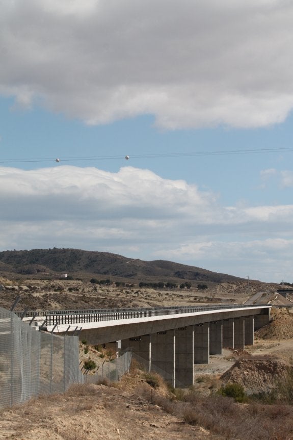 Uno de los viaductos, preparados para vía doble, ya construidos del proyecto del AVE. 