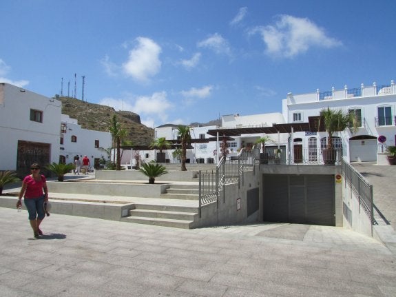 Una turista, en la plaza sobre el aparcamiento subterráneo del centro de Mojácar Pueblo.