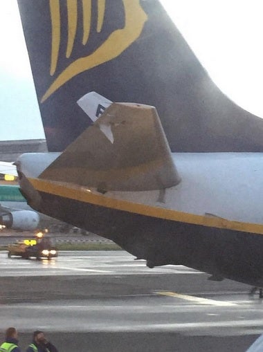 Dos aviones de Ryanair chocan entre sí en el aeropuerto de Dublín y dañan el ala y la cola