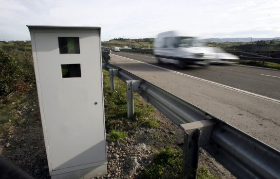 Los once radares fijos de la provincia están preparados para 'fichar' a los conductores sin ITV que circulen con exceso de velocidad.