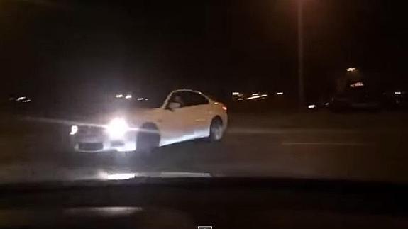 Un BMW M3 se burla de los policías haciendo trompos delante de ellos