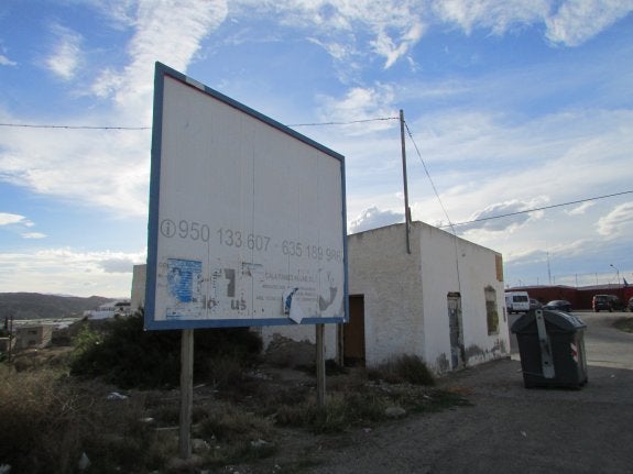 Una de las promociones cuya licencia ha sido anulada por el TSJA no llegó ni tan solo a construirse. En la foto, un cartel desteñido anunciaba la promoción. 