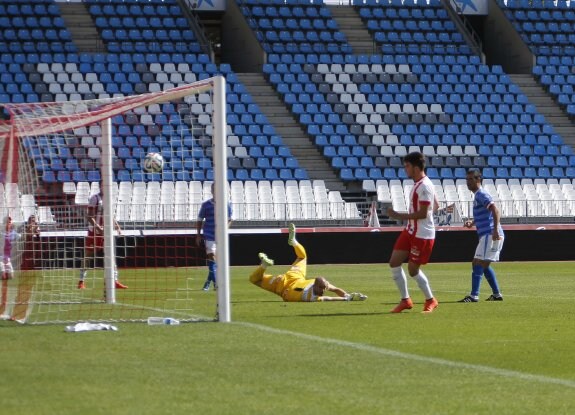 Javi López, en el suelo, mira la trayectoria del balón tras el sexto gol, obra de Rubén Díaz, tras pase de Carlos Selfa. :: fotos felipe ortiz